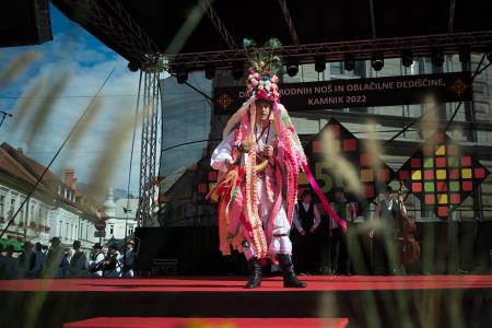 Izjemen obisk zaznamoval 50. Dneve narodnih noš in oblačilne dediščine v Kamniku (Blaž T. Muc)  (26)